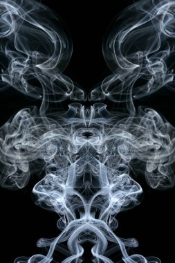 Soyut bukleler ve duman bulutları fantastik siluetler oluşturuyor.