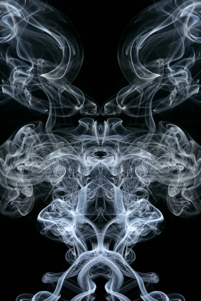 Soyut bukleler ve duman bulutları fantastik siluetler oluşturuyor.