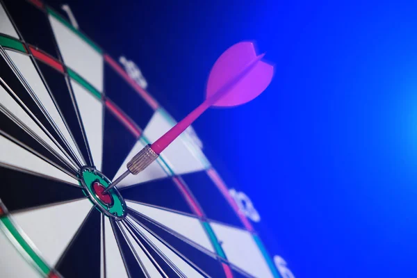 Dartboard Com Dardos Preso Bem Centro Alvo — Fotografia de Stock