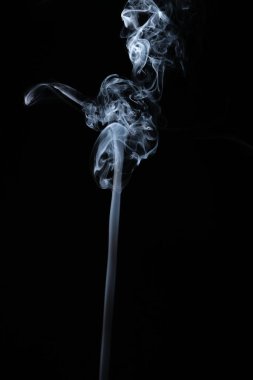 Siyah bir arkaplanda duman bulutları