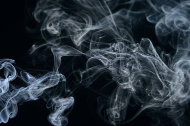 Siyah bir arkaplanda duman bulutları