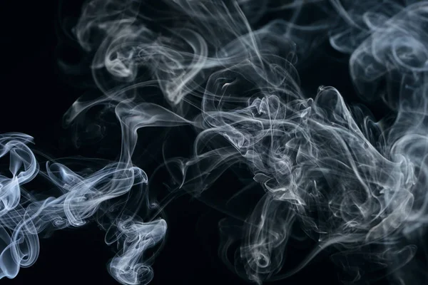 Siyah bir arkaplanda duman bulutları