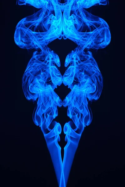 抽象的漩涡和烟雾形成了迷人的轮廓明亮的蓝色 — 图库照片
