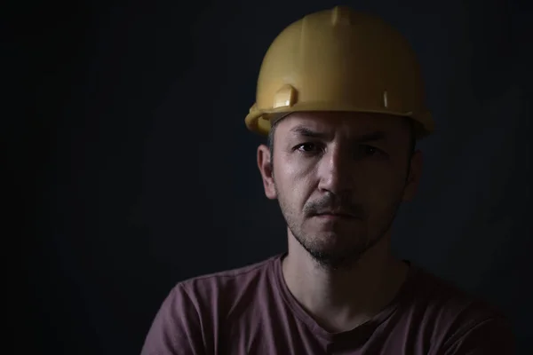 Vuile Mijnwerker Gele Helm Donkere Achtergrond Portret Van Gezicht Close — Stockfoto