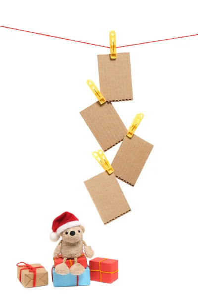 Kleiner Teddybär Mit Nikolausmütze Sitzt Auf Schachteln Mit Weihnachtsgeschenken — Stockfoto