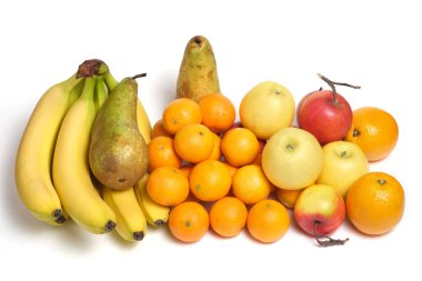 Beyaz arka planda taze ve olgun meyveler, muz, mandalina, elma ve armut meyvelerinde bol miktarda vitamin.