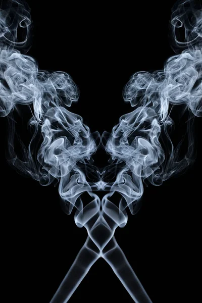 抽象的なカールと煙の雲が幻想的なシルエットを形成 — ストック写真