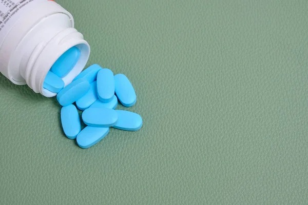 Scattering Blue Pills Bottle Green Background — Stock Photo, Image