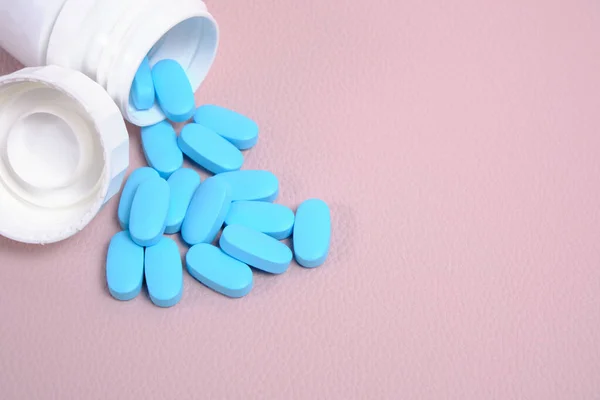 Scattering Blue Pills Bottle Pink Background Top View — Stock Photo, Image