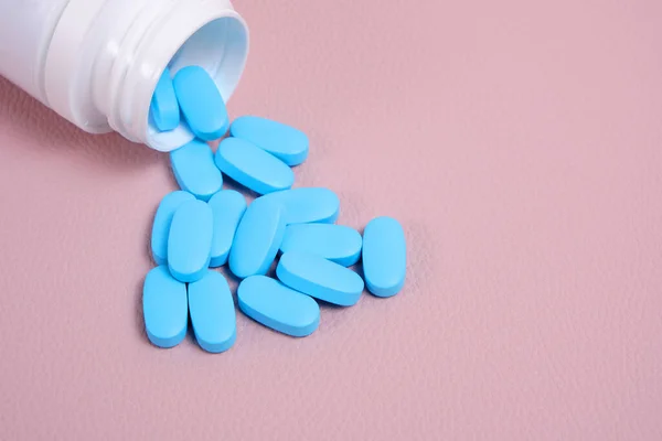 Scattering Blue Pills Bottle Pink Background Top View — Stock Photo, Image