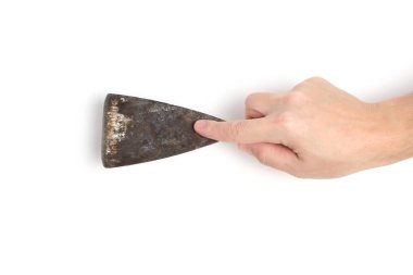 Eski kirli bir spatula, beyaz bir arka plan.
