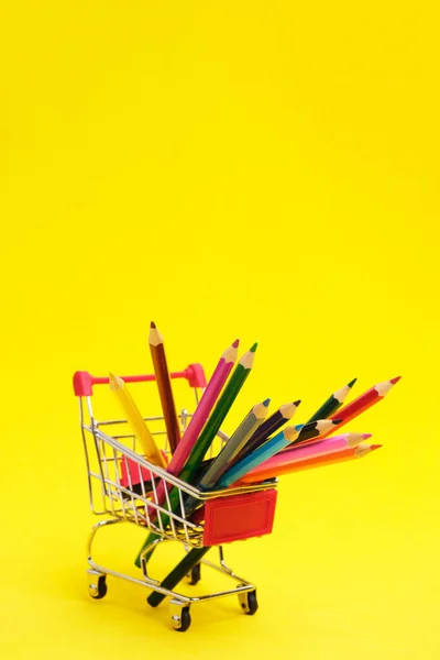 Barevné Tužky Nákupním Košíku Žlutém Pozadí Školní Potřeby Pro Kreslení — Stock fotografie