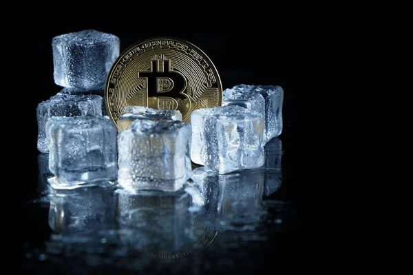 Aufgetaute Bitcoin Coin Mitte Eis Auf Schwarzem Hintergrund Konzept Auftauen — Stockfoto