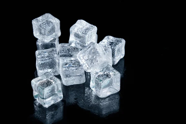 Кубики Льоду Покриті Краплями Води Чорному Тлі — стокове фото