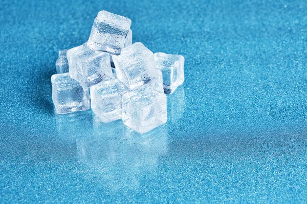 Кубики Льоду Покриті Краплями Води Синьому Фоні — стокове фото