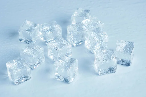 Кубики Льоду Покриті Краплями Води Білому Тлі — стокове фото