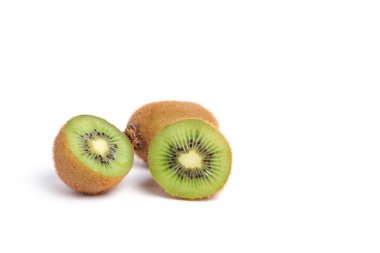 Beyaz arka planda kivi kes, yalıtılmış. Lezzetli ve sağlıklı meyveler.