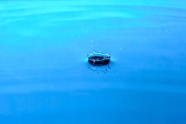 Damlaya damlaya damlaya su damlaya. Mavi soyut arka plan.