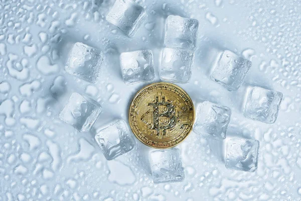 Bitcoin Mitte Schmelzende Eiswürfel Und Wassertropfen Auf Hellem Hintergrund — Stockfoto