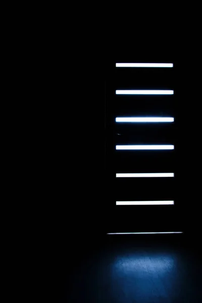 Licht Bricht Durch Glas Der Geschlossenen Innentür Dunkles Schlafzimmer — Stockfoto