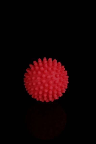 Κόκκινο Μπάλα Antistress Μασάζ Μαύρο Φόντο — Φωτογραφία Αρχείου