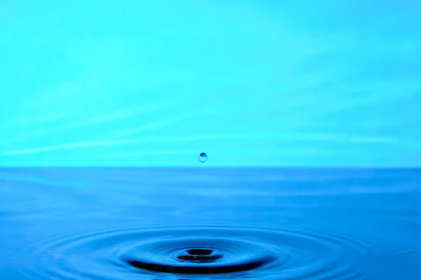 Splash Νερό Μετά Την Πτώση Πτώσεων Μπλε Αφηρημένο Φόντο Σταγόνα — Φωτογραφία Αρχείου