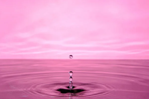 Plons Water Druppel Valt Roze Abstracte Achtergrond Met Druppel Het — Stockfoto