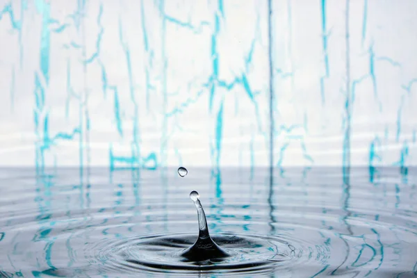 Spritzer Und Wellen Auf Wasser Von Fallenden Regentropfen Auf Hellem — Stockfoto