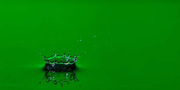 Spruzzare Acqua Dopo Gocce Caduta Verde Sfondo Astratto Con Goccia — Foto Stock