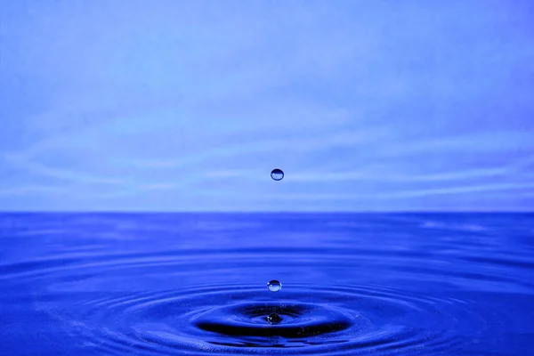 Splash Νερό Μετά Την Πτώση Πτώσεων Lilac Αφηρημένο Φόντο Σταγόνα — Φωτογραφία Αρχείου
