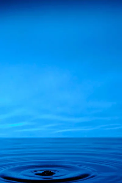 Water Spatten Regendruppel Valt Blauwe Abstracte Achtergrond Met Plons Van — Stockfoto