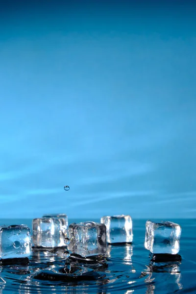 Кубики Льоду Яскраво Блакитній Воді Бризки Дощових Крапель — стокове фото