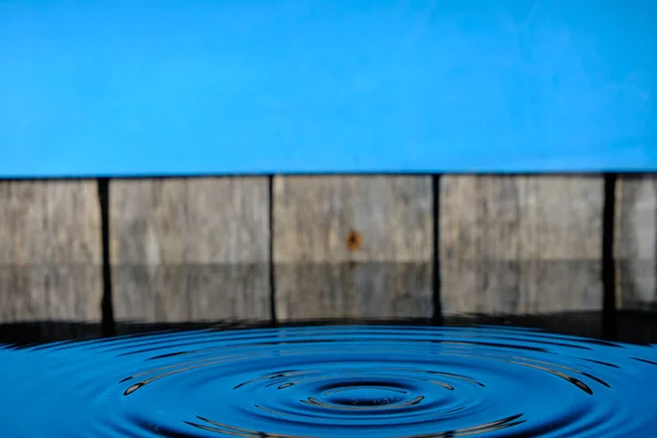 Los Círculos Salpicaduras Agua Las Gotas Lluvia Fondo Una Antigua — Foto de Stock