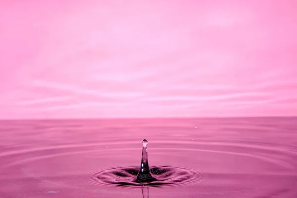 Spritzwasser Nach Tropfen Fällt Rosa Abstrakten Hintergrund Mit Wassertropfen — Stockfoto