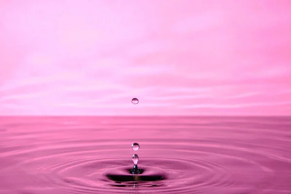 Splash Wody Upadku Kropla Różowe Abstrakcyjne Tło Kropli Wodzie — Zdjęcie stockowe