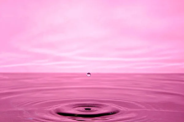 Spruzzare Acqua Dopo Gocce Caduta Rosa Sfondo Astratto Con Goccia — Foto Stock