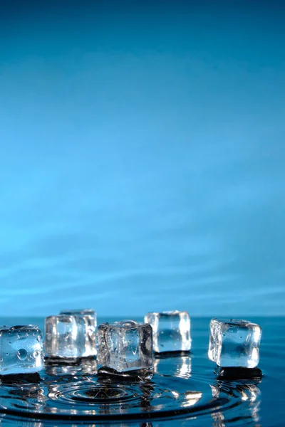 Кубики Льоду Яскраво Блакитній Воді Бризки Дощових Крапель — стокове фото