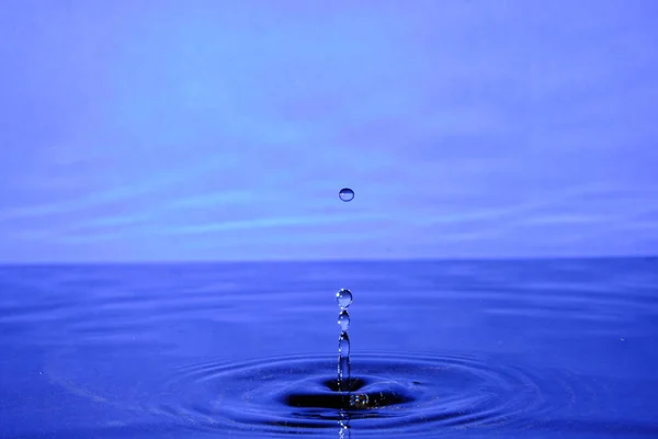 Splash Água Após Quedas Gota Lilac Fundo Abstrato Com Gota — Fotografia de Stock