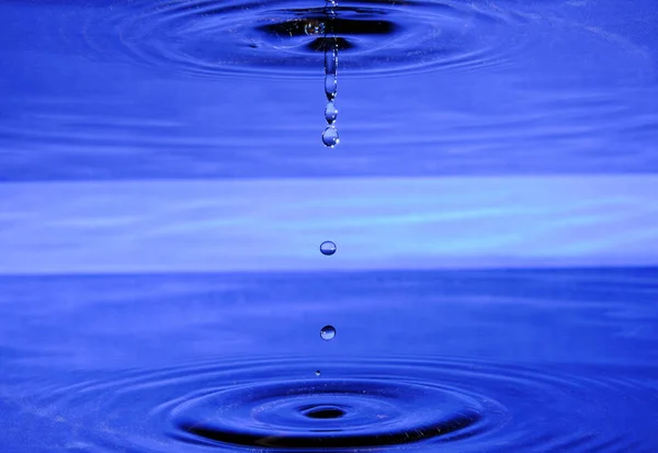 Waterdruppels Druppelen Van Boven Onder Water Spatten Een Regendruppel Valt — Stockfoto