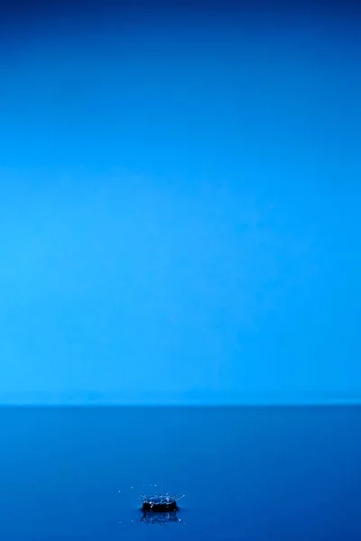Plamy Wody Opadach Deszczu Niebieskie Abstrakcyjne Tło Odrobiną Kropli Wody — Zdjęcie stockowe