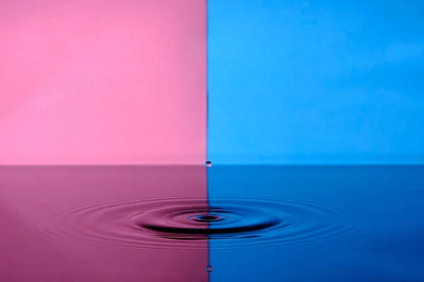 Splash Του Νερού Από Πεσμένη Σταγόνα Βροχής Μπλε Ροζ Φόντο — Φωτογραφία Αρχείου