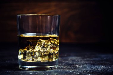 Buzlu buzlu buzlu cam viski mahzende ahşap arka planda