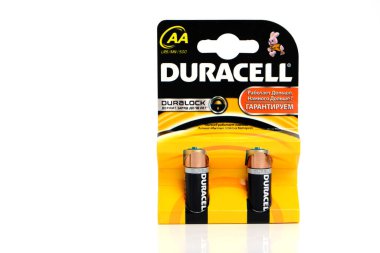 Kostanay Kazakistan 01.02. 2022. Paket ve iki Duracell bataryası, stüdyoda beyaz arka planda çekildi.