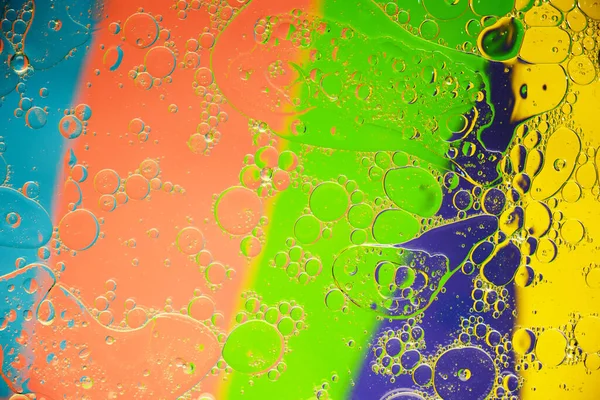 Abstract Achtergrond Olievlekken Vlekken Het Wateroppervlak Een Felgekleurde Achtergrond — Stockfoto