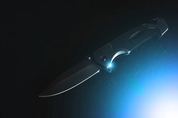Cuchillo Plegable Táctico Sobre Fondo Oscuro Iluminado Por Luz Azul — Foto de Stock