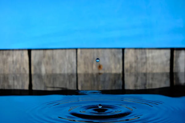Kreise Und Spritzer Auf Wasser Aus Regentropfen Hintergrund Ein Alter — Stockfoto