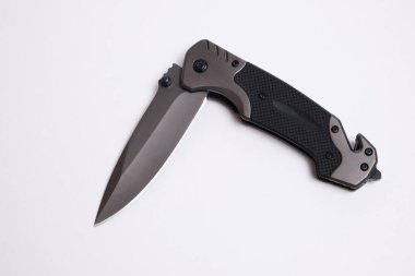 Beyaz arka planda taktik katlama bıçağı, izole.