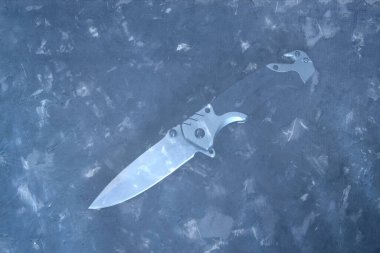 Buzun altında donmuş katlanmış bıçak, bulanıklaşmış.