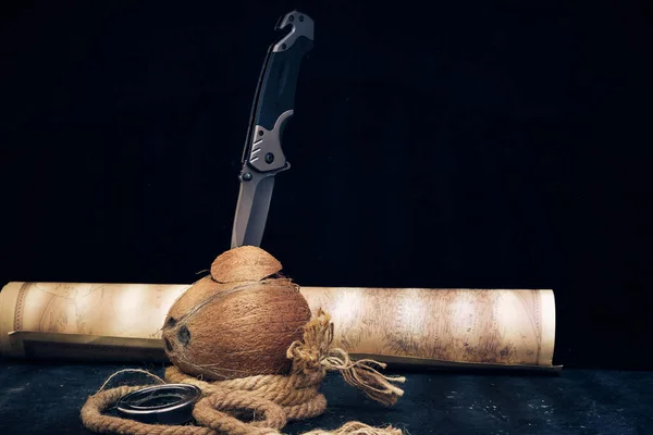 Тактический Складной Нож Застрял Расколотом Кокосе Лежащем Рядом Старой Картой — стоковое фото