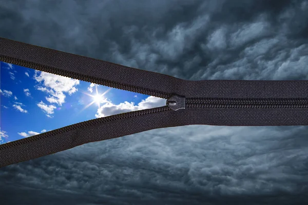 Concepto Nubes Trueno Negro Con Cremallera Cielo Azul Soleado Verano —  Fotos de Stock